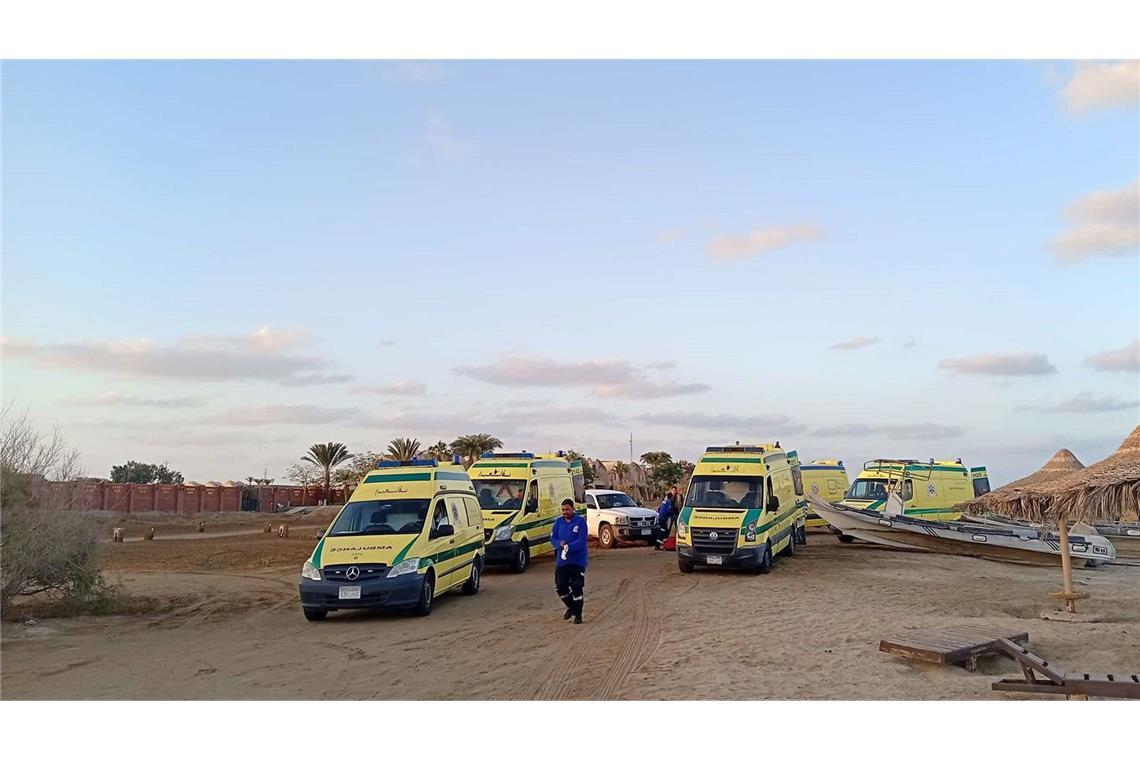 Boot im Roten Meer verunglückte wohl bei starkem Wellengang Krankenwagen warten am Strand auf mögliche Überlebende.