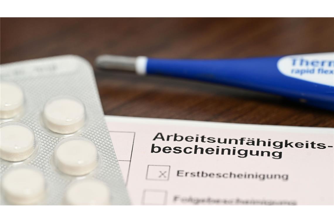Krankheitsbedingte Fehlzeiten im Job bleiben 2025 auf erhöhtem Niveau. (Archivbild)