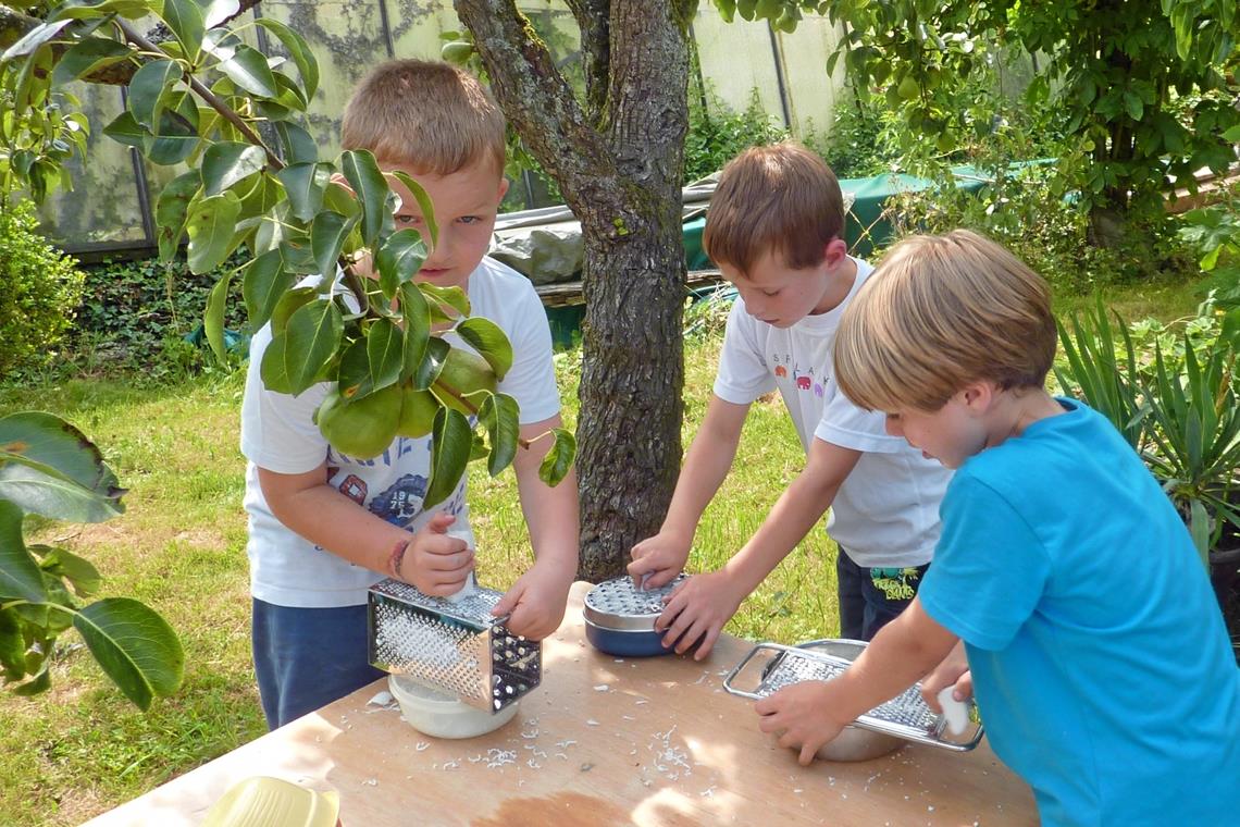 Kinogenuss plus Kinderprogramm „Kreativ in Grün!“ heißt das Mitmachprogramm mit dem Projekt Outdoor inklusiv. Es werden Kräutersalz und Blütenseifen hergestellt.