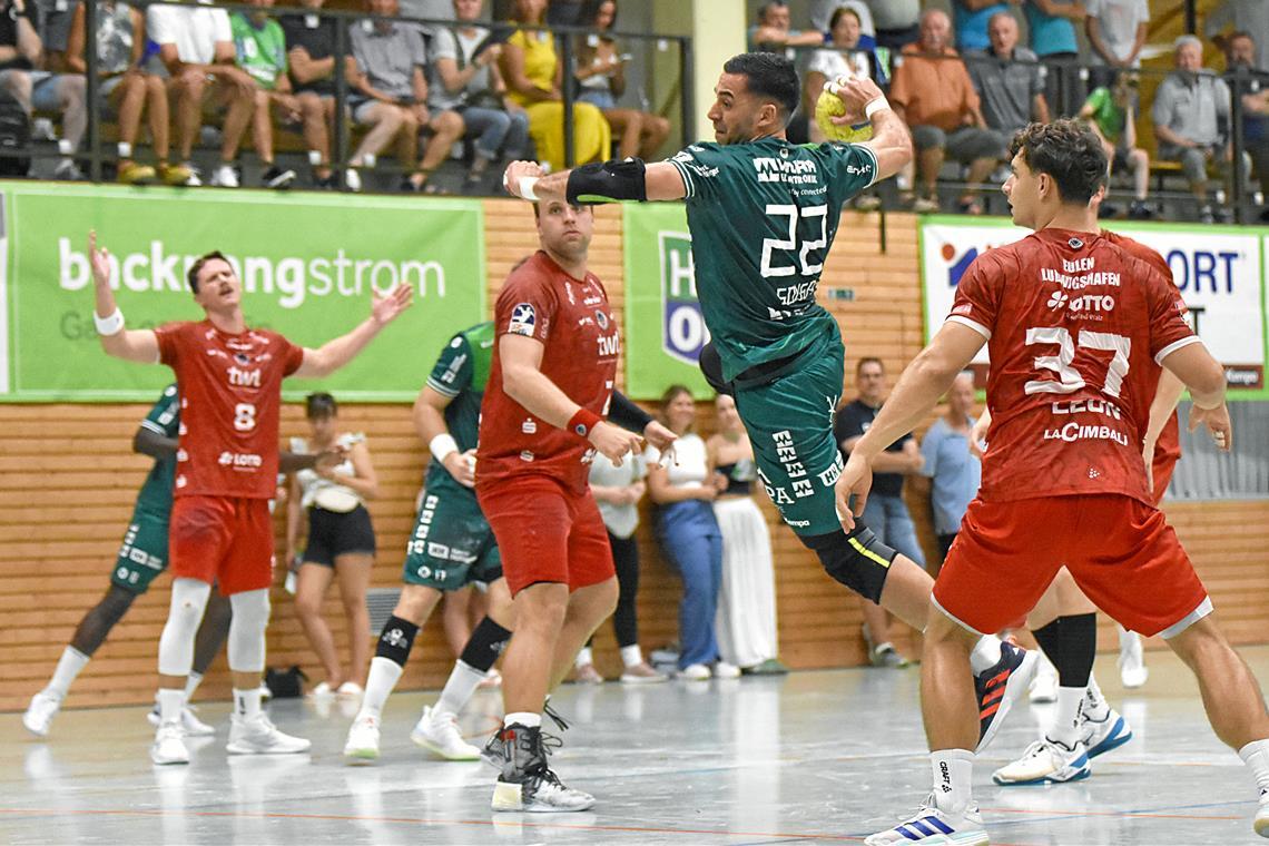 HCOB-Coach Stephan Just sieht viel Potenzial im Team Kreisläufer Ruben Sousa (beim Wurf) ist einer der Neuen im Kader des HC Oppenweiler/Backnang. Die Mannschaft will den nächsten Anlauf auf den Aufstieg in die 2. Bundesliga nehmen. Foto: Tobias Sellmaier.