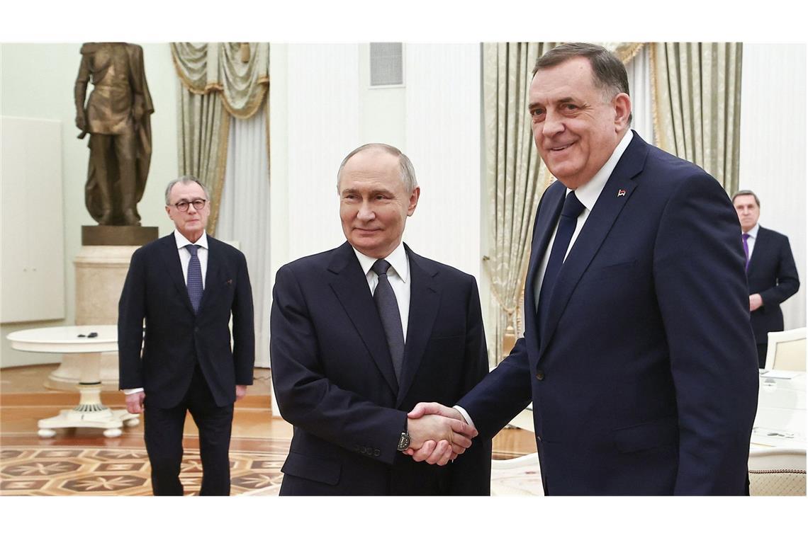 Putin empfängt per Haftbefehl gesuchten Serbenführer Dodik Kreml-Chef Putin und Serbenführer Dodik in Moskau.