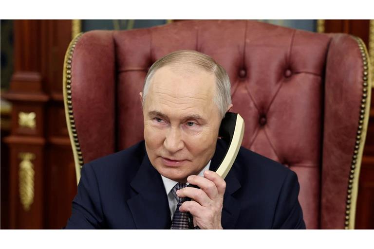Kremlchef Putin telefoniert noch gern mit einem Schnurtelefon, für Russen mit Smartphone soll es aber neue Services unter staatlicher Aufsicht geben. (Archivbild)