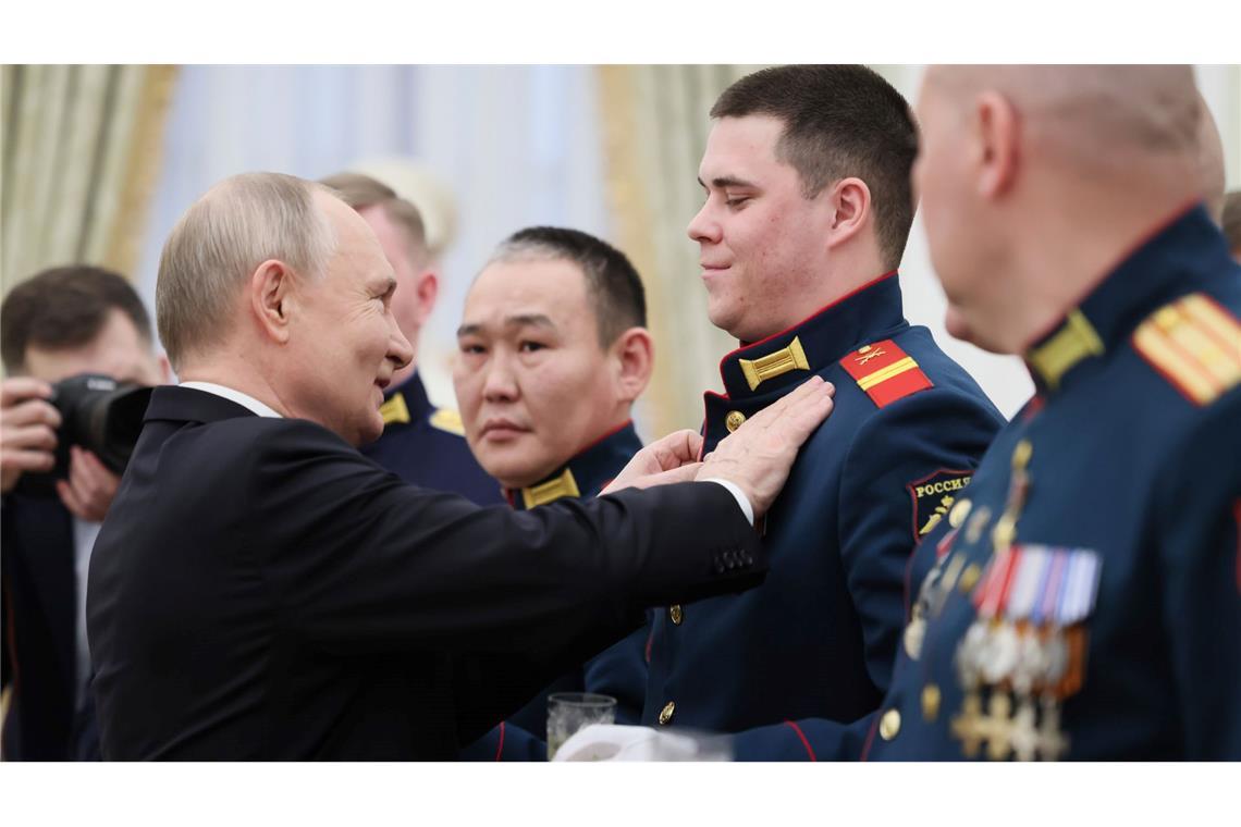 Drei Jahre Krieg: Selenskyj fordert Sicherheitsgarantien Kremlchef Wladimir Putin hat Kriegsteilnehmer im Kreml als Helden Russlands ausgezeichnet und den Streitkräften neue und moderne Waffen in Aussicht gestellt.