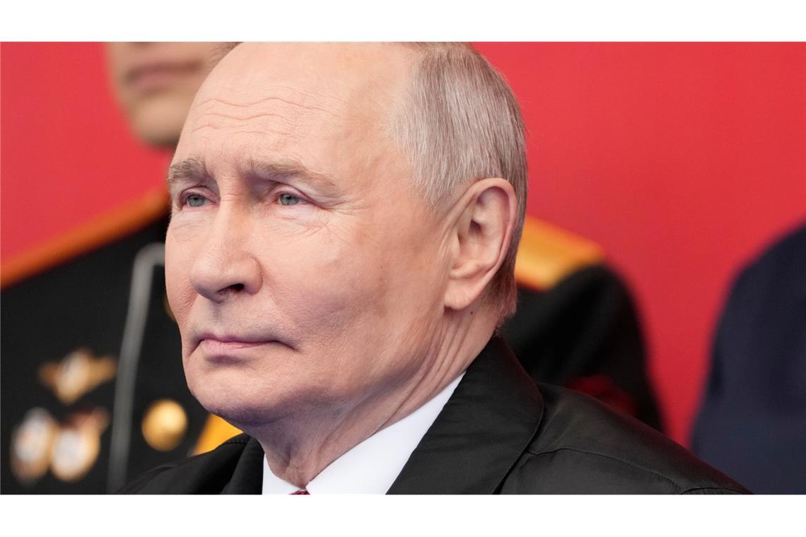 Kremlchef Wladimir Putin konnte nach einer von US-Präsident Donald Trump vermittelten Waffenruhe ungestört die Militärparade auf dem Roten Platz abnehmen.