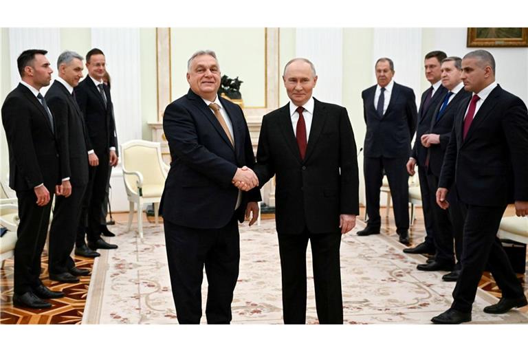 Kremlchef Wladimir Putin (r) und der ungarische Ministerpräsident Viktor Orban sprechen im Kreml auch über stabile und günstige Öl- und Gaslieferungen.