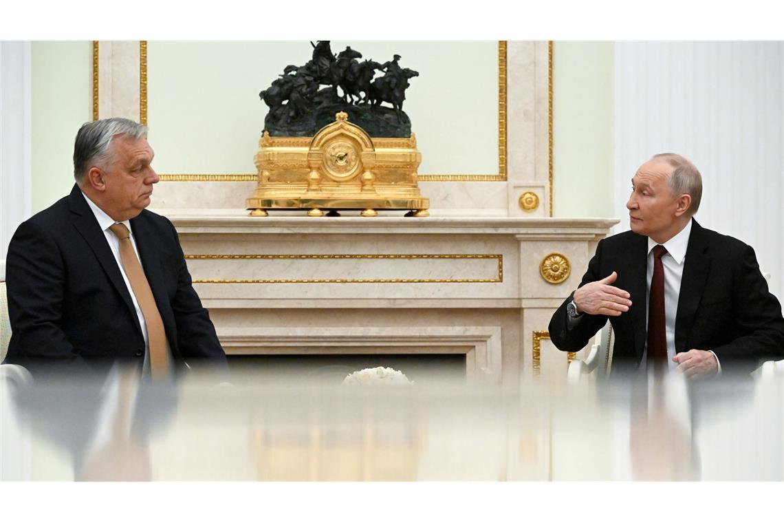 Kremlchef Wladimir Putin (r) und der ungarische Ministerpräsident Viktor Orban sprechen im Kreml auch über die neue Friedensinitiative von US-Präsident Donald Trump für die Ukraine.