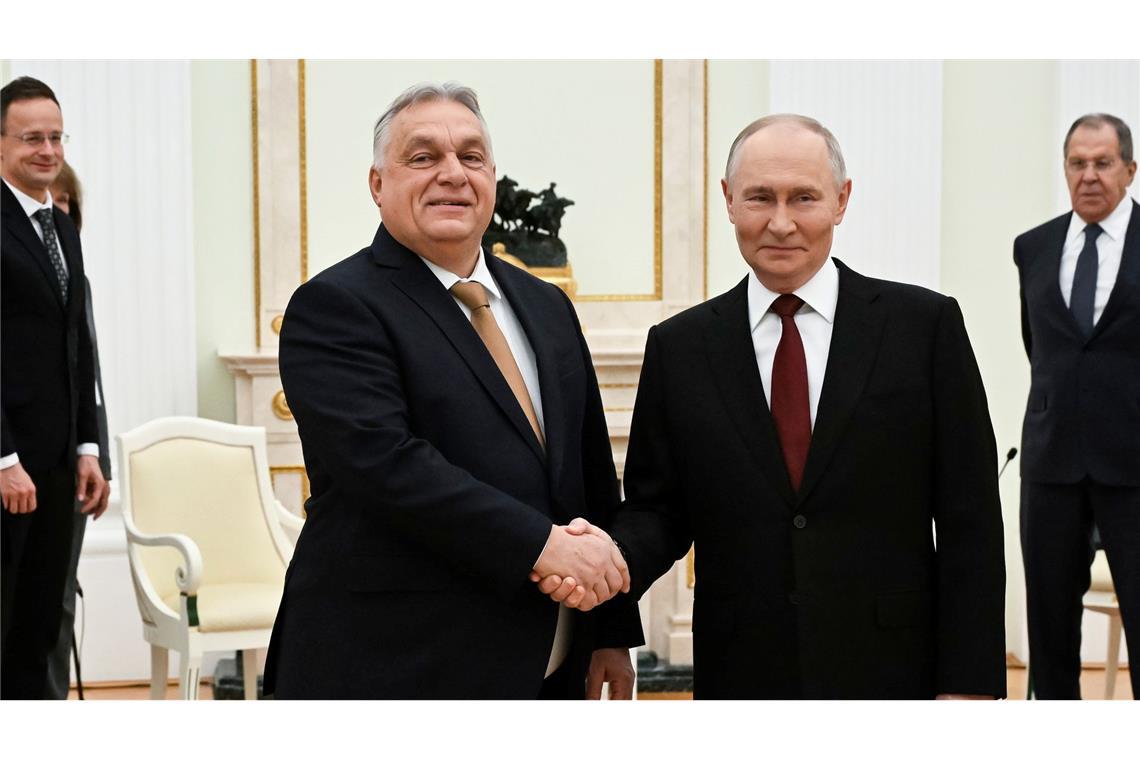 Kremlchef Wladimir Putin (r) und der ungarische Ministerpräsident Viktor Orban sprechen im Kreml über einen möglichen Gipfel in Budapest mit US-Präsident Donald Trump.