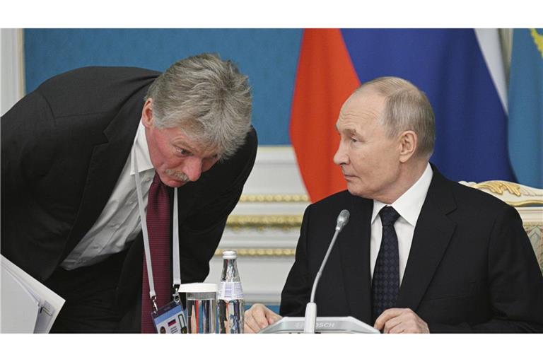 Kremlsprecher Dmitri Peskow und Kreml-Chef Wladimir Putin (Archivbild)