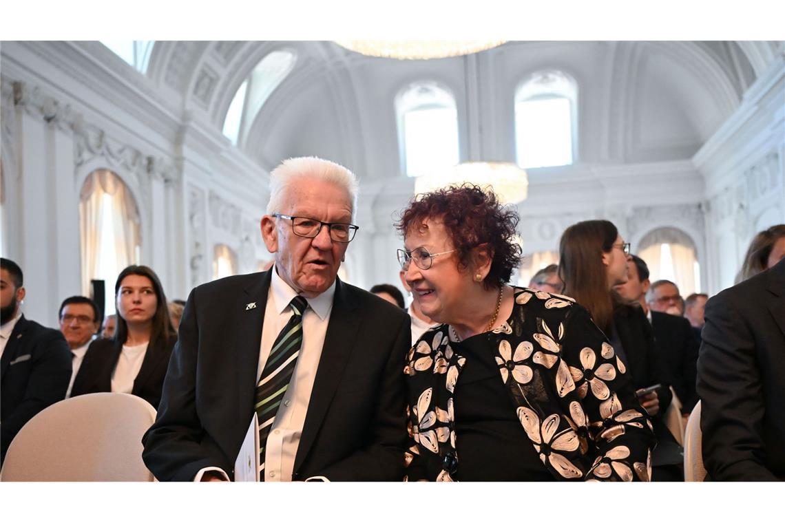 Kretschmann mit Ehefrau Gerlinde in der ersten Reihe.