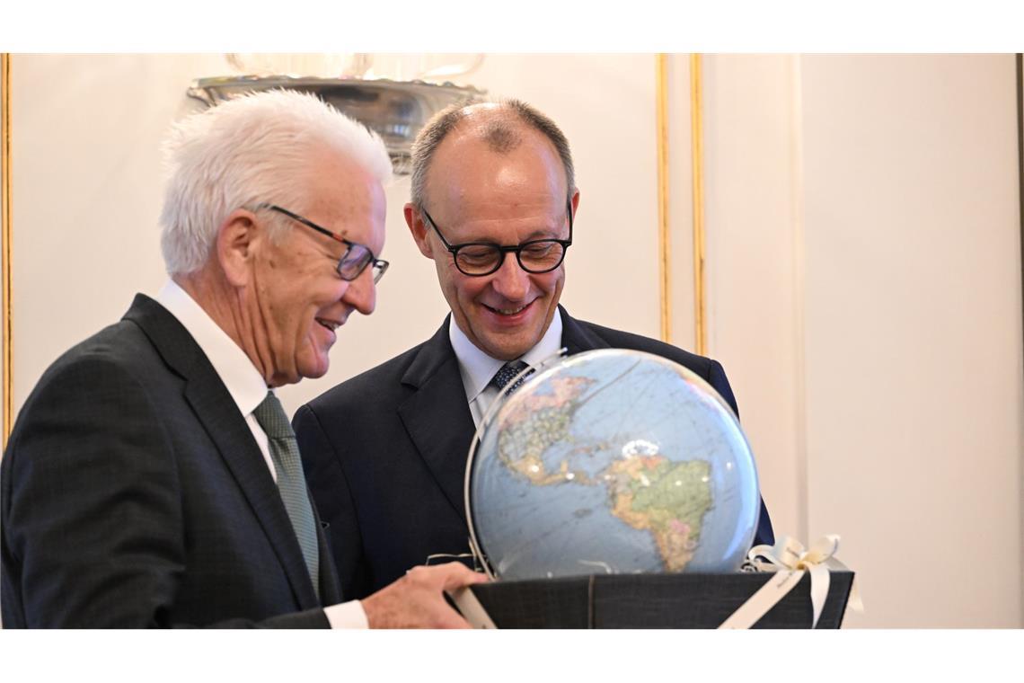 Wie Merz im Kanzleralltag selbst mit KI experimentiert Kretschmann schenkte Merz einen Globus - weil ein Kanzler ja auch Weltpolitik mache.