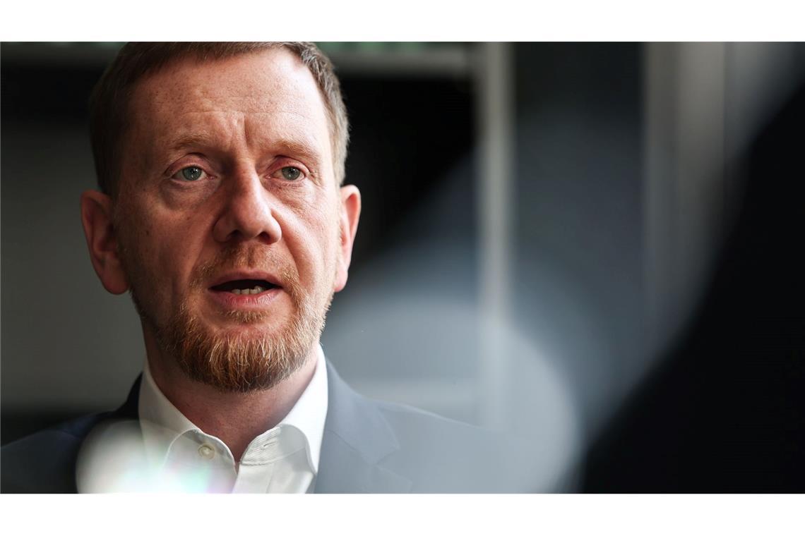 Haßelmann: Merz muss "Russland-Connection" in CDU beenden Kretschmer hält das kategorische Nein zur Lockerung der Russland-Sanktionen nicht mehr für zeitgemäß.