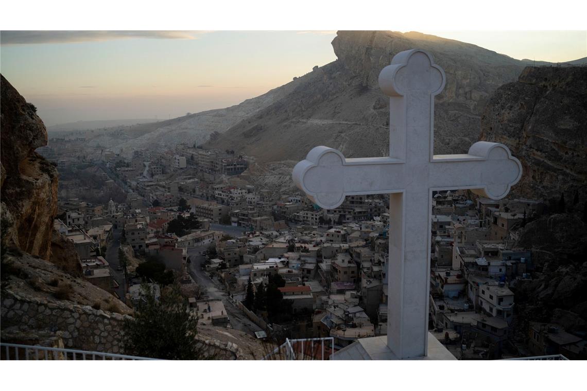 Christen in Syrien feiern Weihnachten und Sturz von Assad Kreuz auf dem Gelände eines Klosters bei Damaskus.