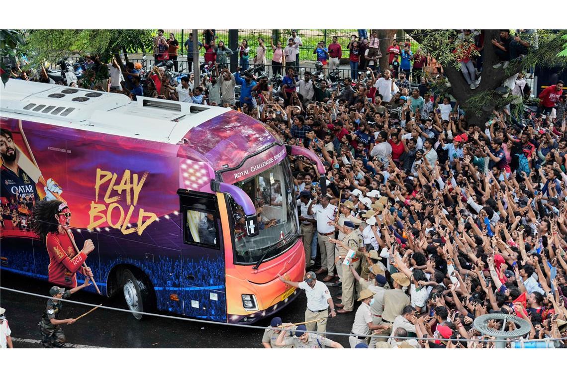 Mindestens elf Tote nahe Kricket-Stadion in Indien Kricket-Fans in Bengaluru jubeln ihrem Heimteam zu, das in einem Bus sitzt.