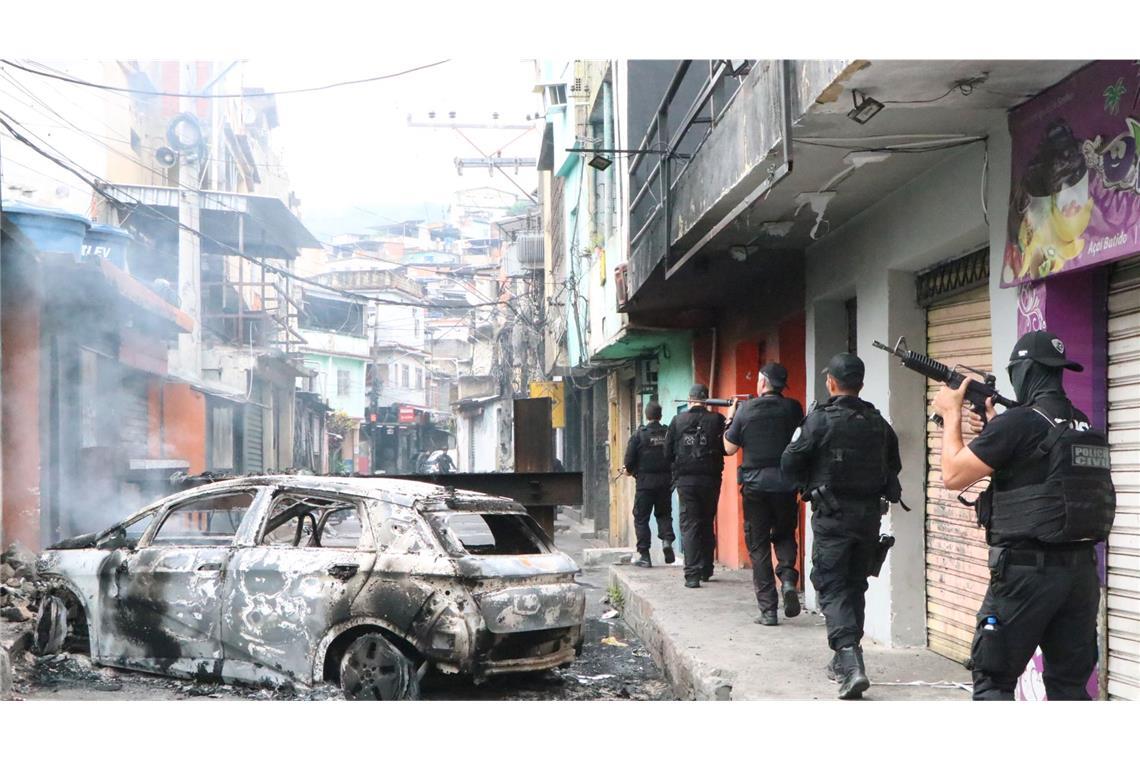 Kriegsähnliche Szenen spielen sich derzeit in den Armenvierteln von Rio de Janeiro ab.