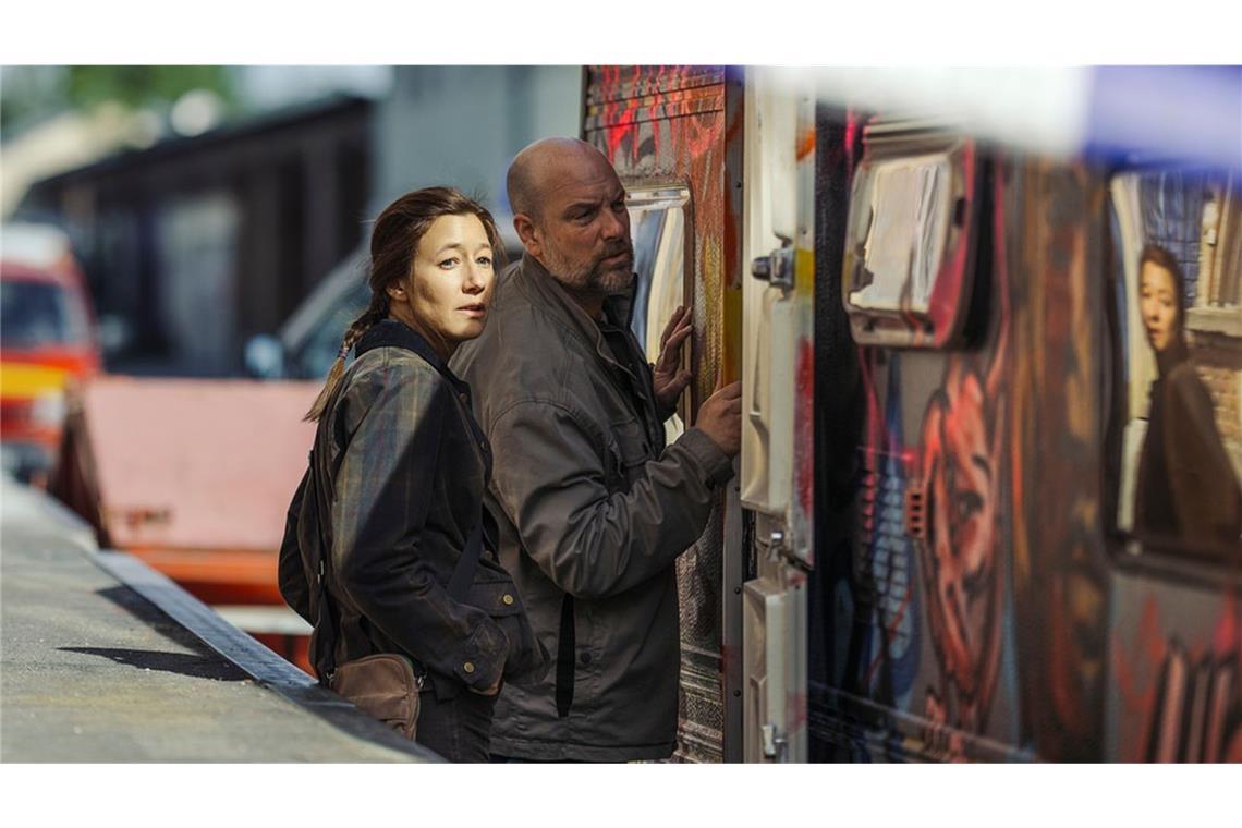 Ermittlungen auf der anderen Seite des Rechts Kriminalhauptkommissarin Cris Blohm (Johanna Wokalek) und Kriminalhauptkommissar Dennis Eden (Stephan Zinner) nähern sich dem Wohnwagen von „Lucky“ am Tatort.