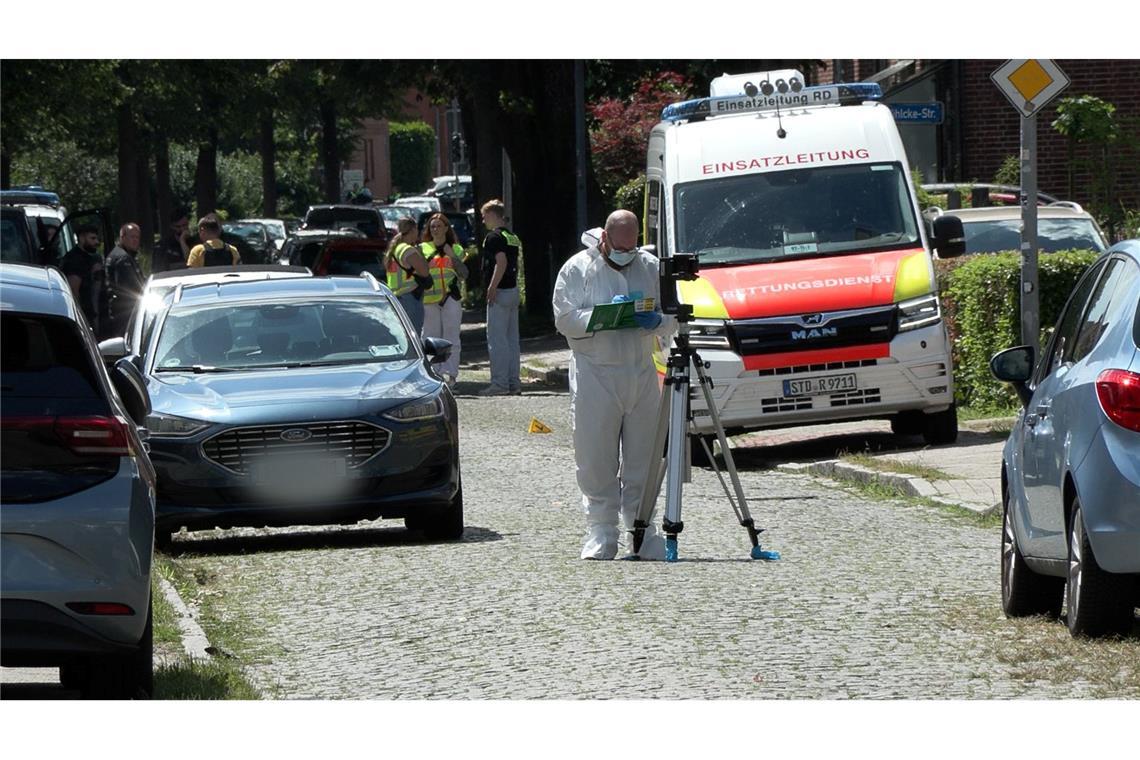Kriminaltechniker der Polizei sind im Einsatz, um Spuren zu sichern.