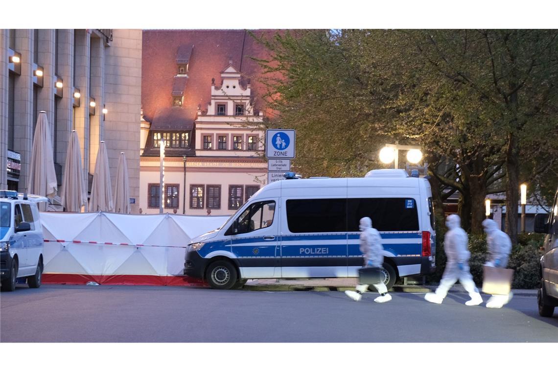 Kriminaltechniker gehen zum Tatfahrzeug.