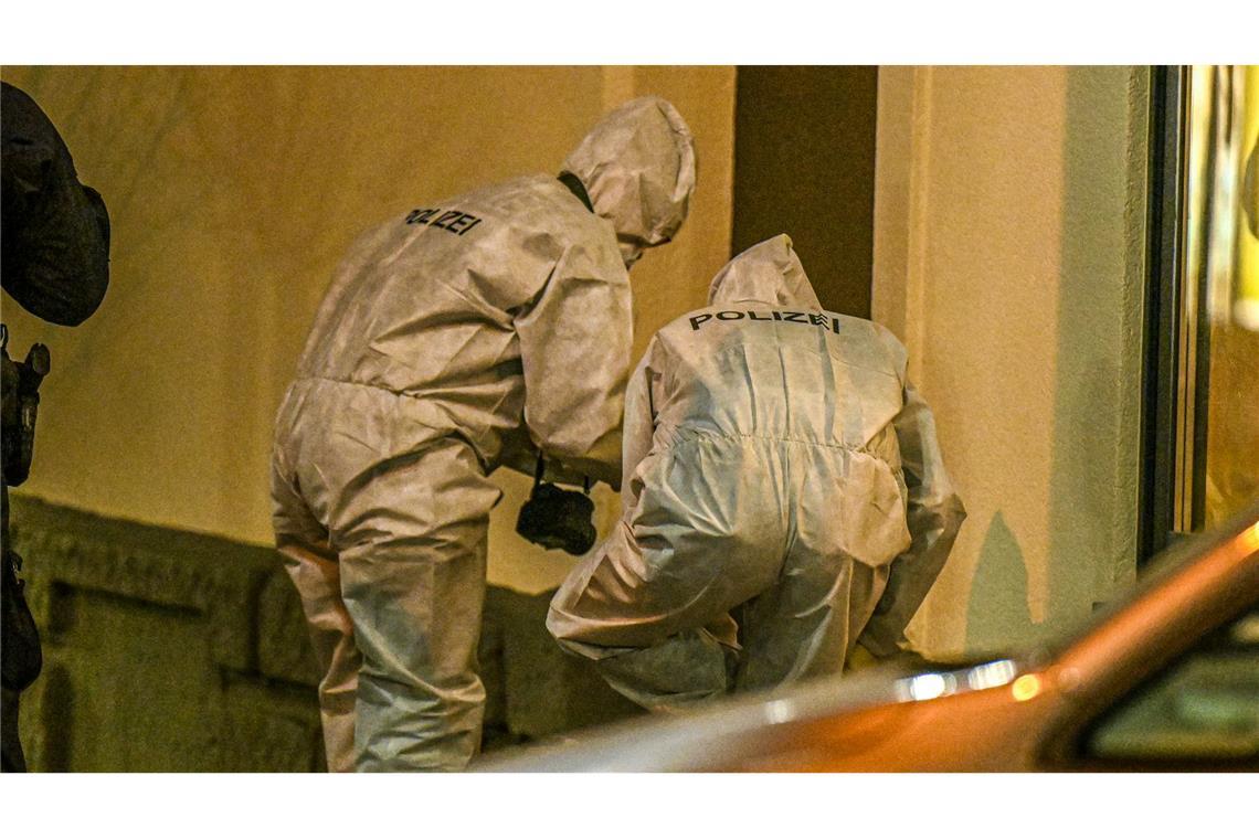 Angeschossen? Schwerverletzter in Stuttgart gefunden Kriminaltechniker sichern Spuren im Stuttgart-Möhrigen.