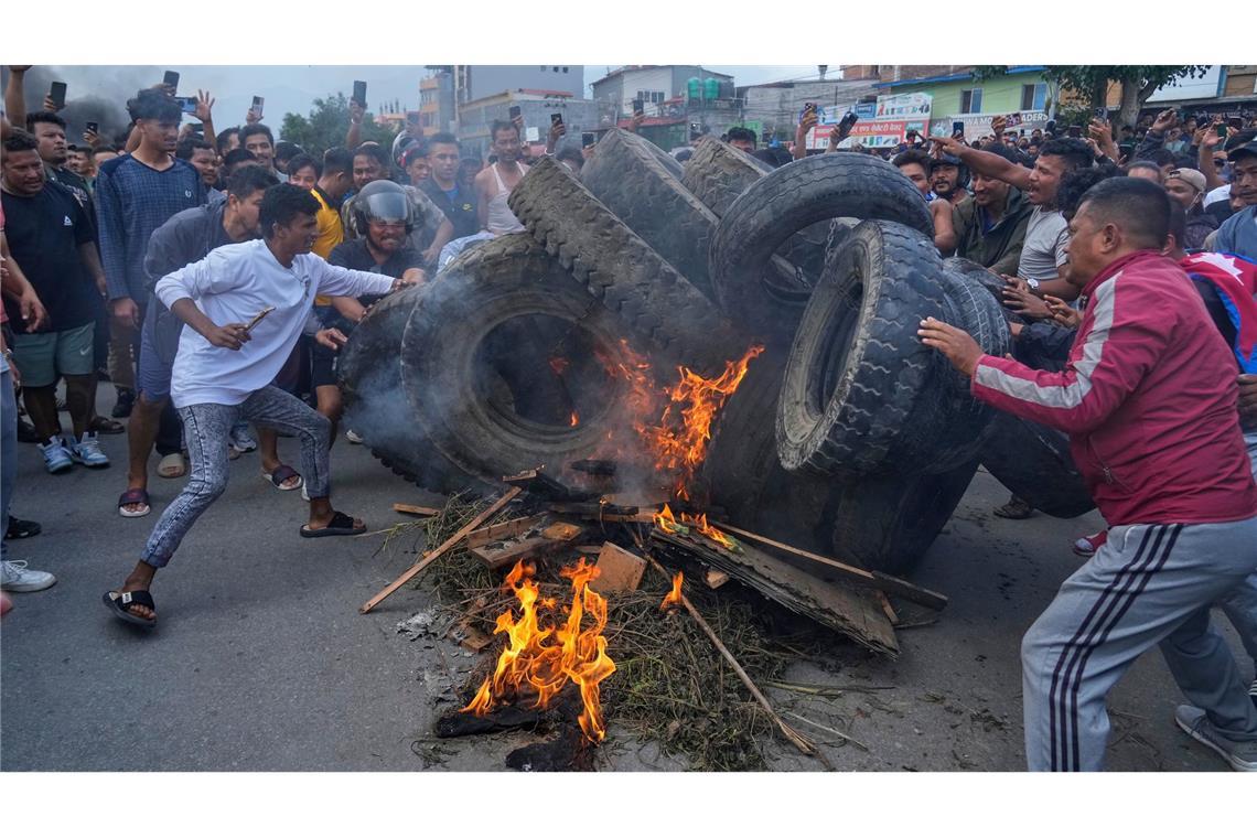 Krise in Nepal: Neue Proteste, nachdem am Vortag mehrere Menschen getötet wurden, als die Polizei Tränengas und Gummigeschosse auf Demonstranten abfeuerte, die versuchten, das Parlament wegen eines Verbots sozialer Medien und angeblicher Korruption zu stürmen.