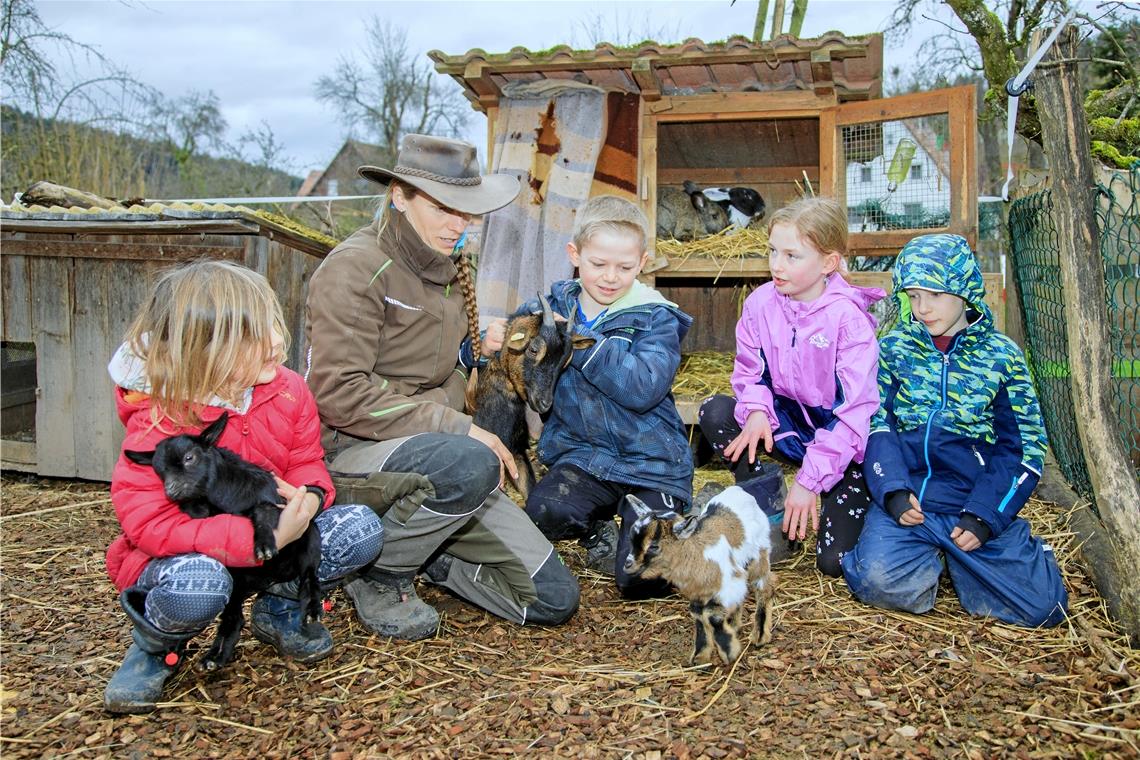 Unterricht trifft Bauernhof Kristin Strohmaier mit (von links) Lina, Noah, Vanessa und Junes im Ziegengehege. Mama Clara hat vor einigen Wochen Nachwuchs gekommen, den die Kinder kennenlernen können. Fotos: Stefan Bossow