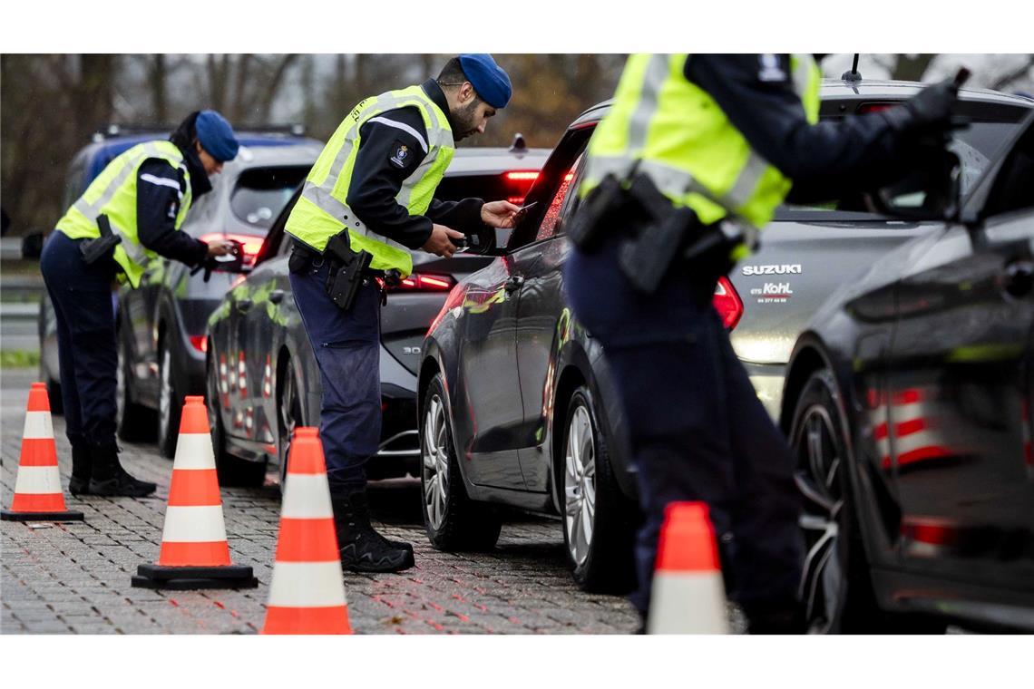 Migration: Niederlande verschärfen Grenzkontrollen Kritischer Blick in die Autos: Kontrollen an der niederländischen Grenze.