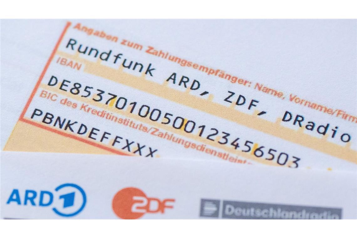 Kritisiert wird nach Angaben des VGH vor allem die aus Klägersicht unausgewogene Berichterstattung des öffentlich-rechtlichen Rundfunks.