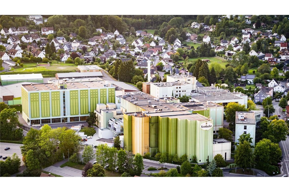 Krombacher hebt die Preise für Flaschenbier und für Fassbier zum Herbst hin an. (Archivbild)