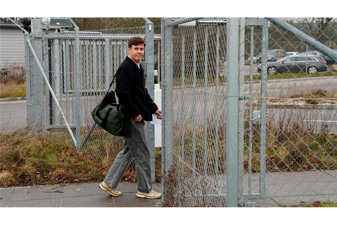 Kronprinz Christian tritt Wehrdienst an Kronprinz Christian an der Kaserne.