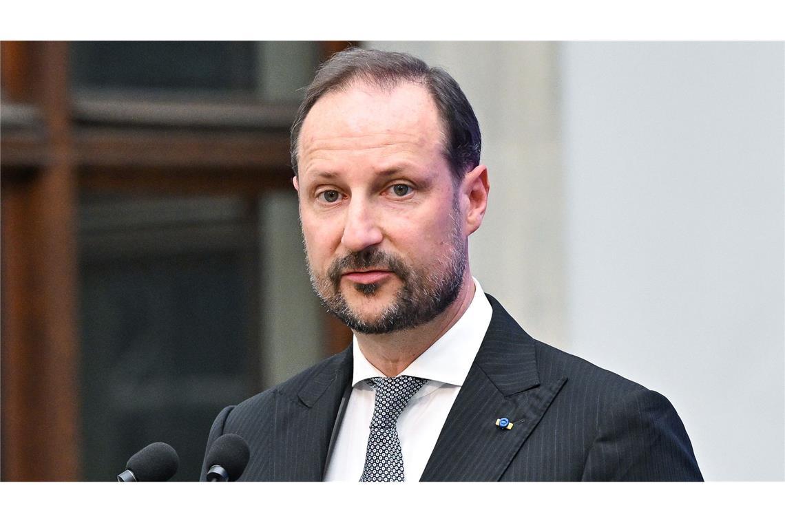 Kronprinz Haakon wird kommende Woche nicht beim Prozess gegen seinen Stiefsohn dabei sein.