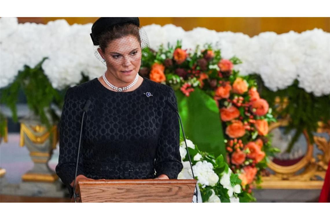 Kronprinzessin Victoria von Schweden spricht während der Trauerfeier im Osloer Dom das sogenannte Gebet des heiligen Franziskus – einen Text über Frieden, Vergebung und Hoffnung, den sie bereits bei der Hochzeit von König Haakon und Königin Mette-Marit gelesen hatte.