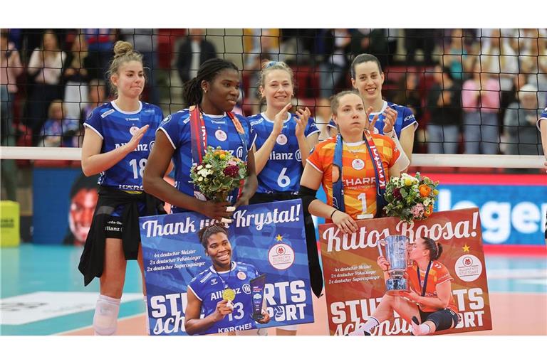 Krystal Rivers (li.) und Libera Roosa Koskelo werden offiziell verabschiedet.