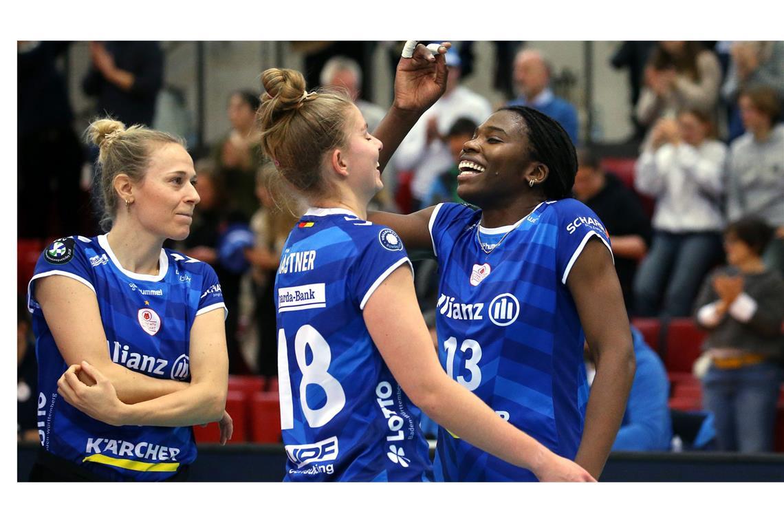 Es geht weiter in der Königklasse Krystal Rivers (rechts) und Pia Kästner (Mitte) haben großen Anteil am Stuttgarter Erfolg.