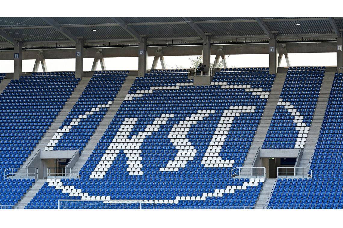 Zuschauer stirbt nach Sturz auf KSC-Gelände KSC Logo auf der Tribüne. Drei Tage nach seinem Sturz am Stadion des Karlsruher SC ist ein Zuschauer gestorben (Symbolfoto).