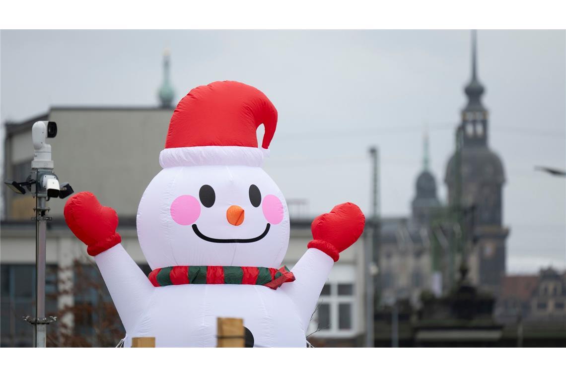 Bilder des Tages Kühles Wetter in Dresden: Ein riesiger aufblasbarer Schneemann steht bei trübem Wetter vor dem Hausmannsturm.