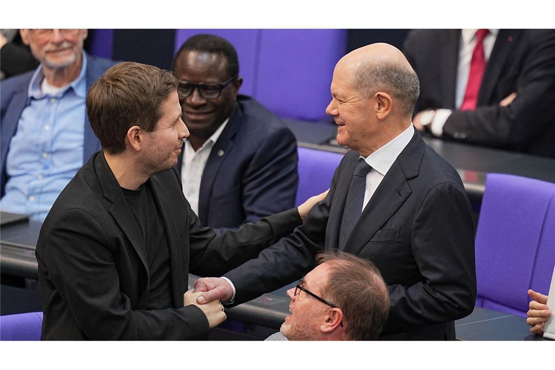 Abschied am Rednerpult: Kühnerts Appell an die Demokratie Kühnert musste im Parlament viele Hände schütteln - auch die von Kanzler Scholz.