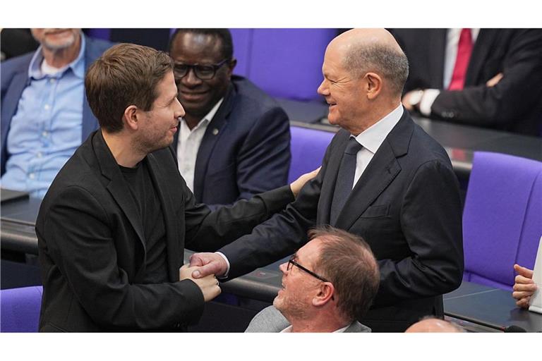 Kühnert nach seiner Abschiedsrede im Bundestag mit Kanzler Olaf Scholz (rechts).