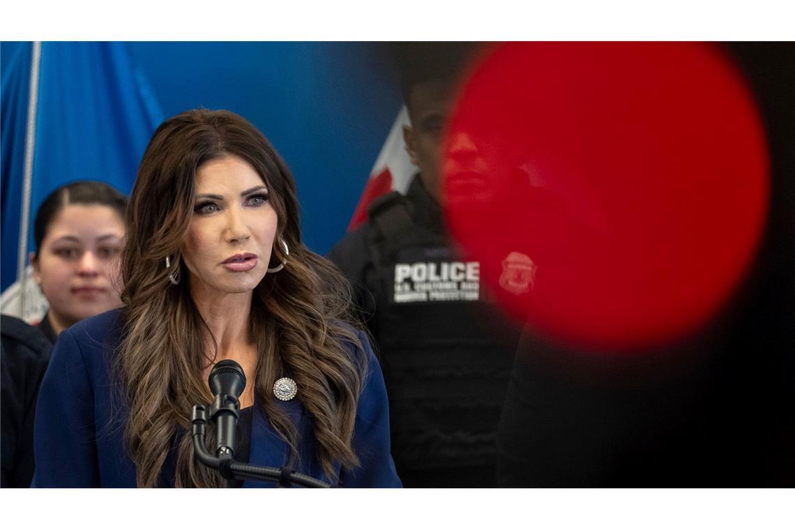 US-Ministerin: Senden Hunderte Bundesbeamte nach Minneapolis