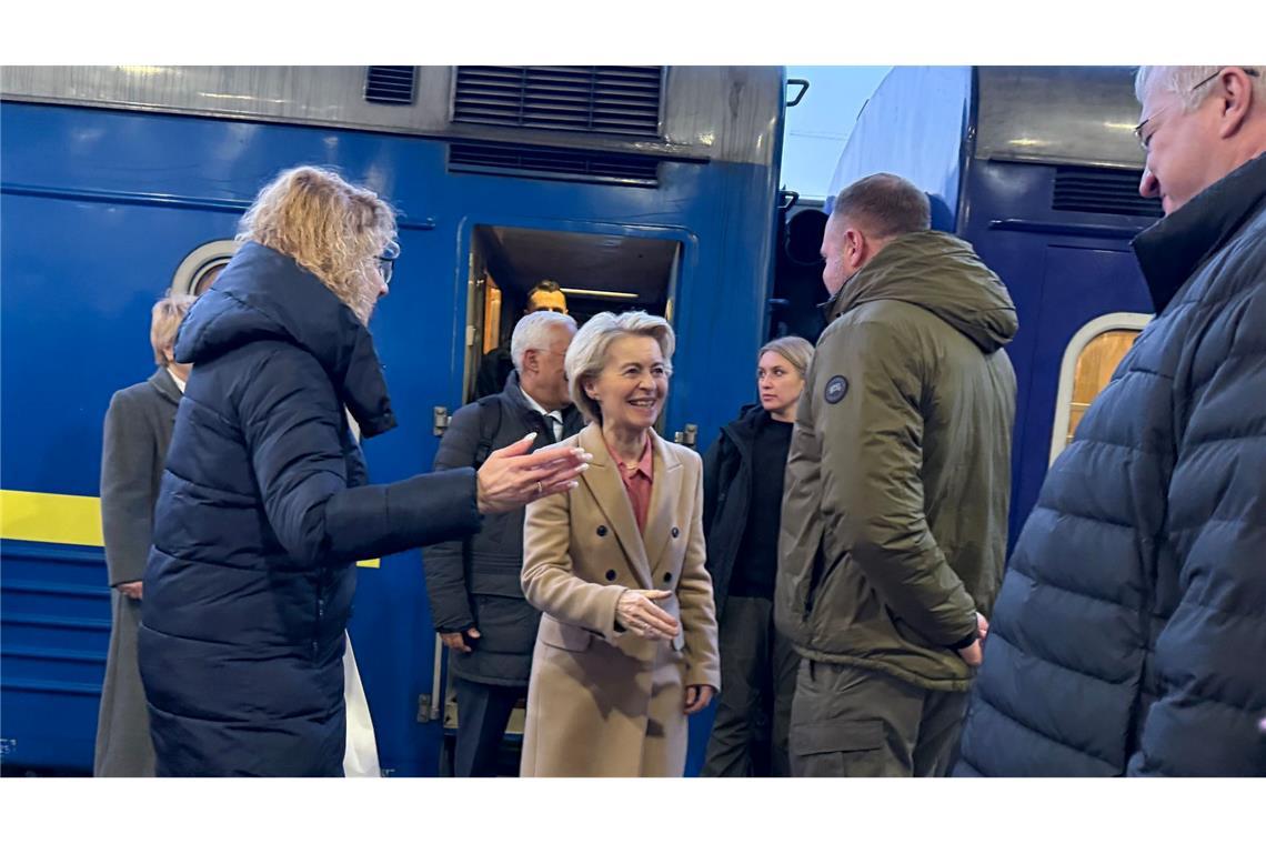 Drei Jahre Krieg: Ukraine erhält Milliardenhilfen und kämpft Kündigt in Kiew weitere Unterstützung für die Ukraine an: Kommissionspräsidentin Ursula von der Leyen.