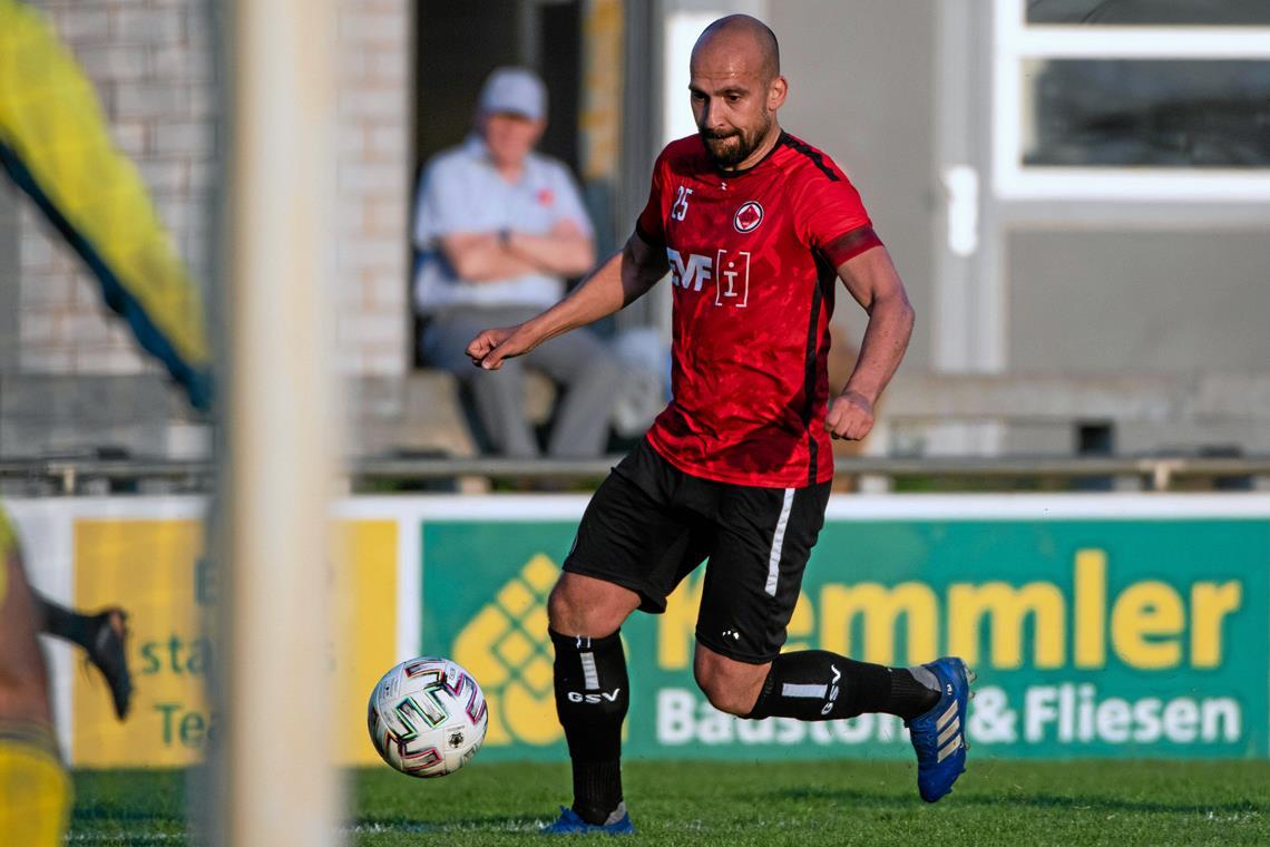 Die TSG Backnang holt Pavlos Osipidis vom Ligarivalen Göppingen Künftig bei der TSG als Trainer am Ball: Pavlos Osipidis. Der 33-Jahre war bisher in Göppingen Kapitän und Co-Trainer. Foto: Imago