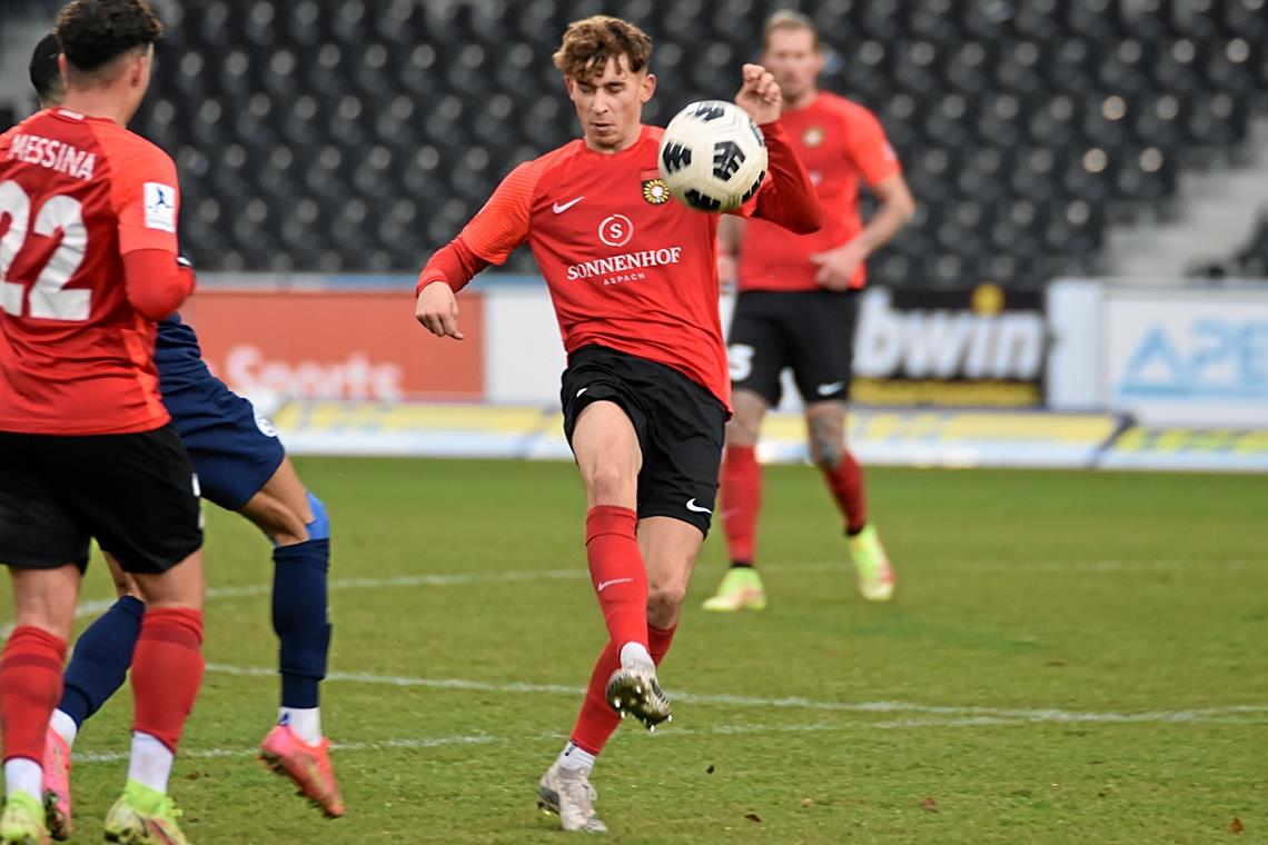 Vincent Sadler wechselt von der SG zur TSG Künftig nicht mehr für Großaspach am Ball: Vincent Sadler, der zum benachbarten Ligarivalen nach Backnang wechselt. Foto: Tobias Sellmaier
