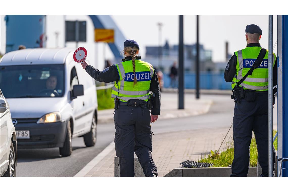 Dobrindt verstärkt Präsenz der Polizei an den Grenzen Künftig Zwölf-Stunden-Schichten für Grenzbeamte? (Archivbild)
