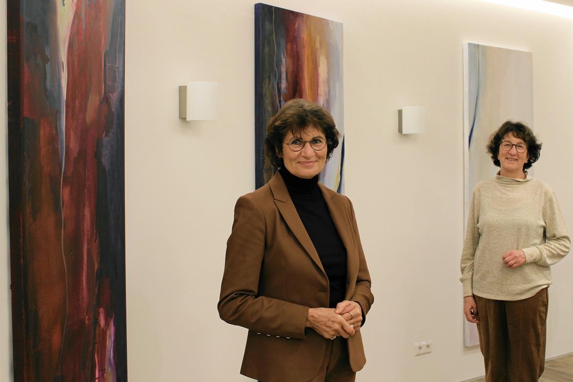 Kunst für Trauernde Künstlerin Maria Viktoria Heinrich und Pfarrerin, Oberin Bärbel Koch-Baisch im Abschiedsraum des Diak-Klinikums in Schwäbisch Hall. Foto: privat