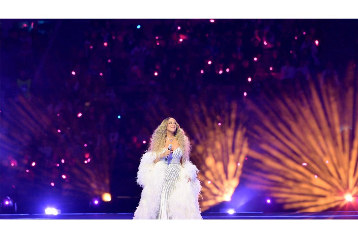 Künstlerin Mariah Carey singt während der Eröffnungszeremonie.