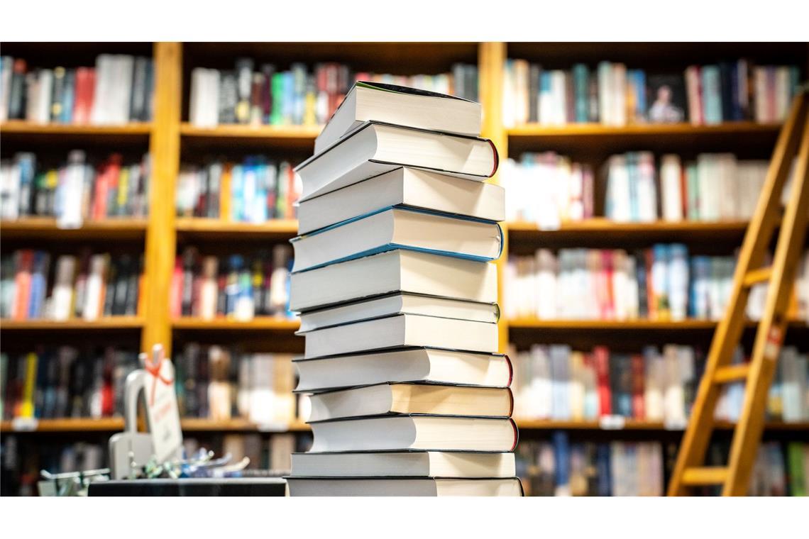 Fantasie oder KI-Formel - Wer schreibt morgen unsere Bücher? Künstliche Intelligenz dringt auch in die Welt der Bücher vor – nicht ohne Kritik.