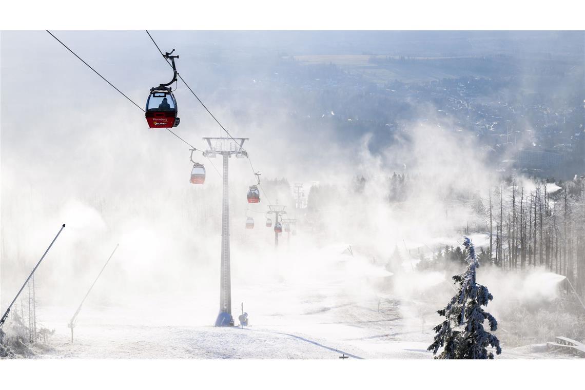 Künstliche Pracht: Schneekanonen beschneien Skipisten an der Wurmberg-Seilbahn im Harz.