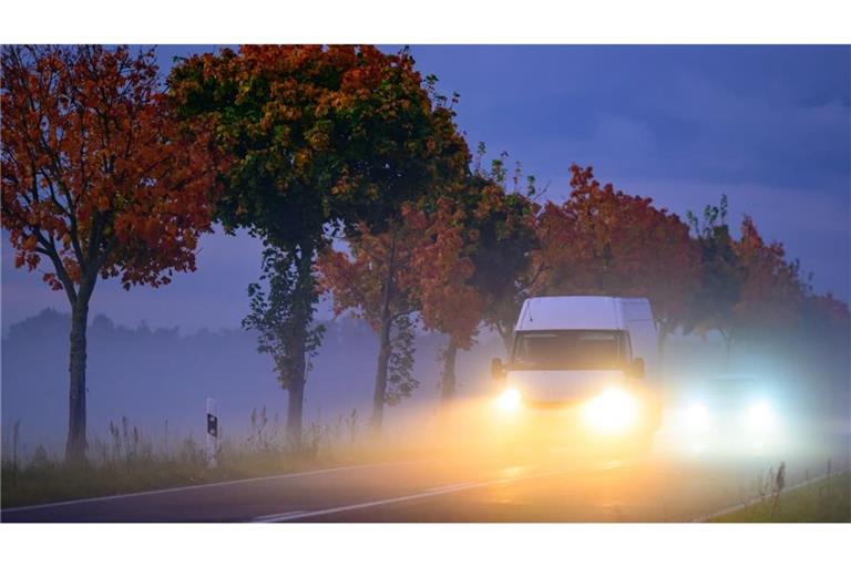 Kürzere Tage und herbstliches Wetter verschlechtern die Sicht beim Autofahren.