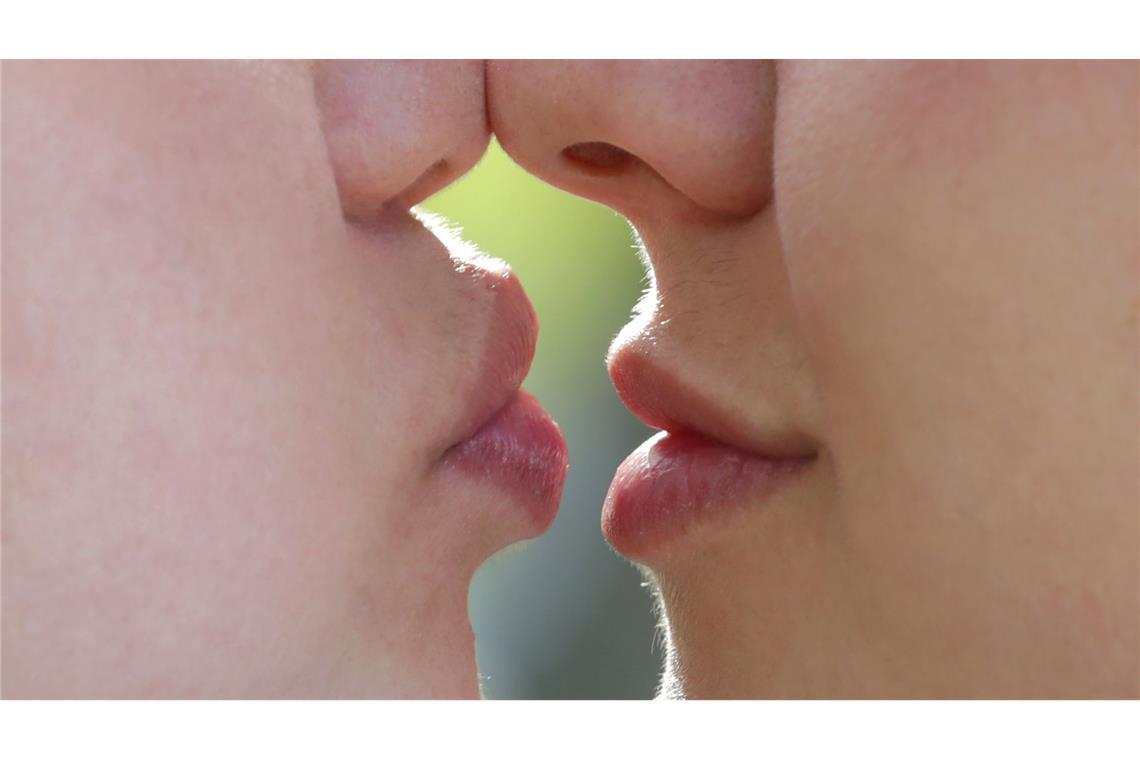 Schönheitstrend volle Lippen - mehr Volumen, weniger Gefühl? Küsst es sich mit aufgespritzten Lippen anders? Fachleute halten das für wahrscheinlich, wenn die Lippen stark vergrößert sind.