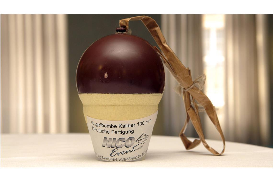 Warum Kugelbomben so gefährlich sind Kugelbomben bestehen aus zwei Halbschalen aus Pappe oder Plastik. Kugelbomben haben in der Regel einen Durchmesser von etwa 5 bis 30 Zentimeter, seltener bis zu 40 Zentimeter.