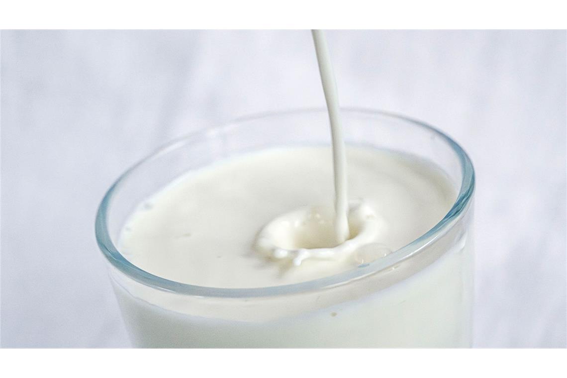 Kuhmilch - von Natur aus voller wichtiger Nährstoffe, aber in der Herstellung nicht unbedingt  gut für sie Umwelt