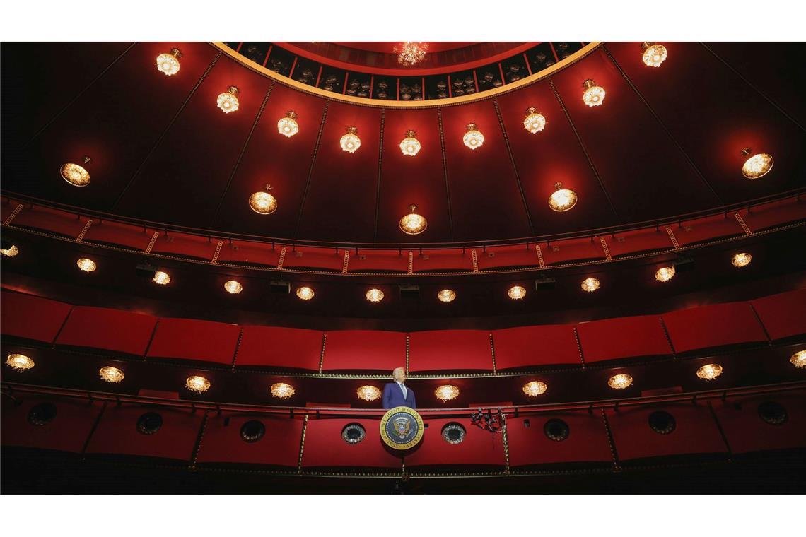 Bilder des Tages Kultur als Kulisse der Macht: US-Präsident Trump steht in der Präsidentenloge bei seinem Besuch im John F. Kennedy Center for the Performing Arts, dem größten Kulturzentrum in Washington D.C.